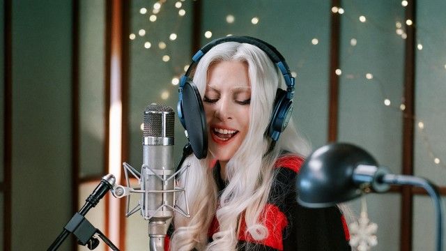 Lady Gaga reinventa la Navidad con su versión rockera de Santa Claus Is Coming To Town