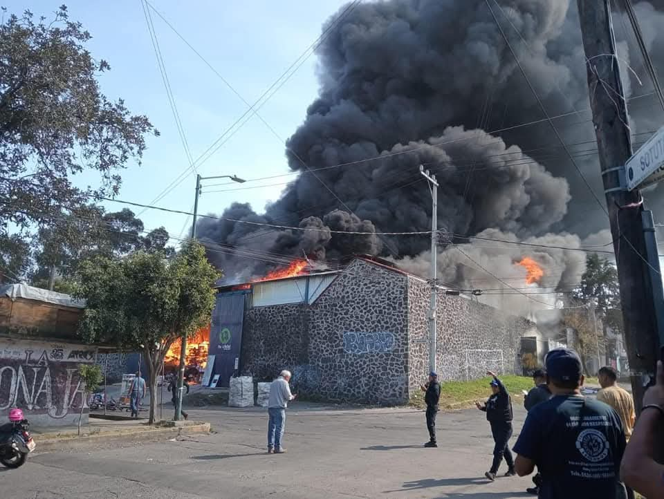 Bomberos sofocan fuerte incendio en bodega de Tlalpan; humo visible a kilómetros