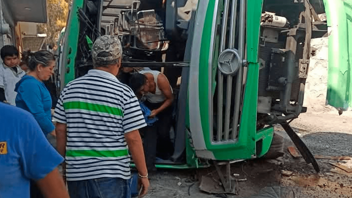 Falla en Frenos Provoca Volcadura de Autobús en Colonia Lázaro Cárdenas