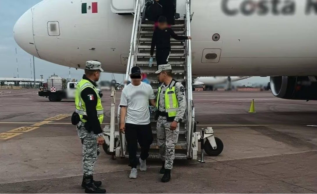 FGR Investiga a Hombre que Intentó Secuestrar un Avión de Volaris; Está Hospitalizado