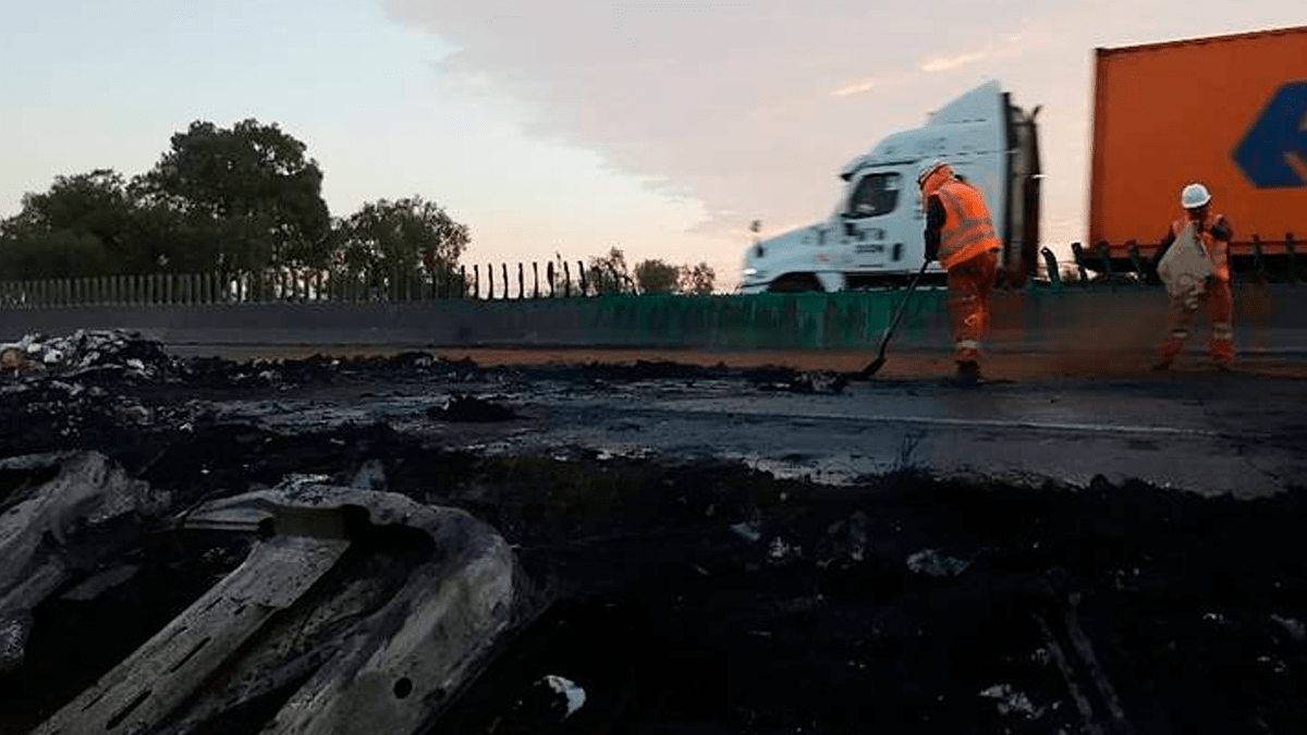 Tráiler Incendiado en el CEM Desata Caos Vehicular de 15 Kilómetros