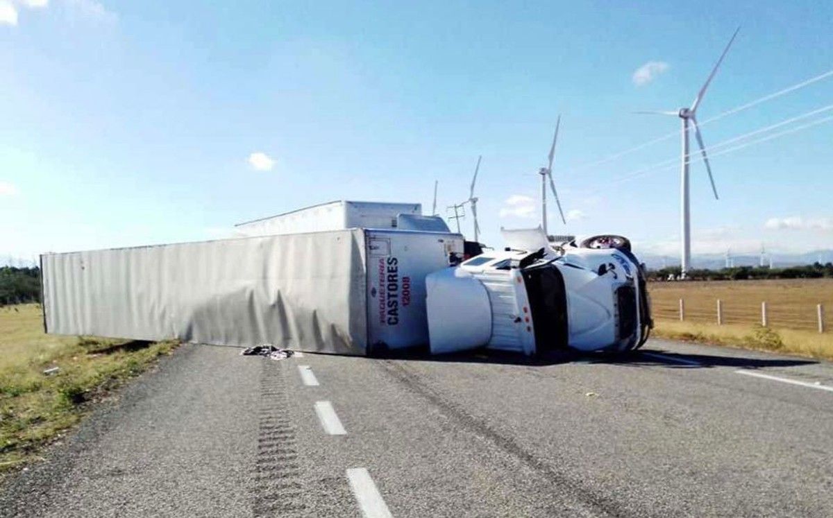 Fuertes vientos en La Ventosa Oaxaca derriban tres tractocamiones