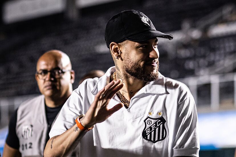 Neymar regresa a Santos tras 12 años: El ídolo brasileño vuelve a su casa en un regreso histórico