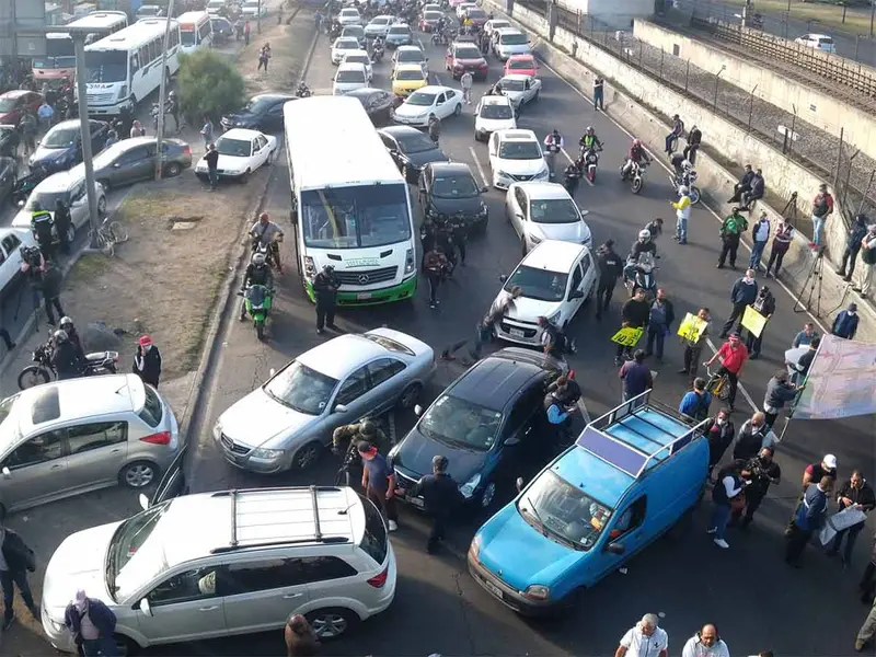 Transportistas anuncian bloqueos en autopistas este viernes 17 de enero: Rutas afectadas y recomendaciones