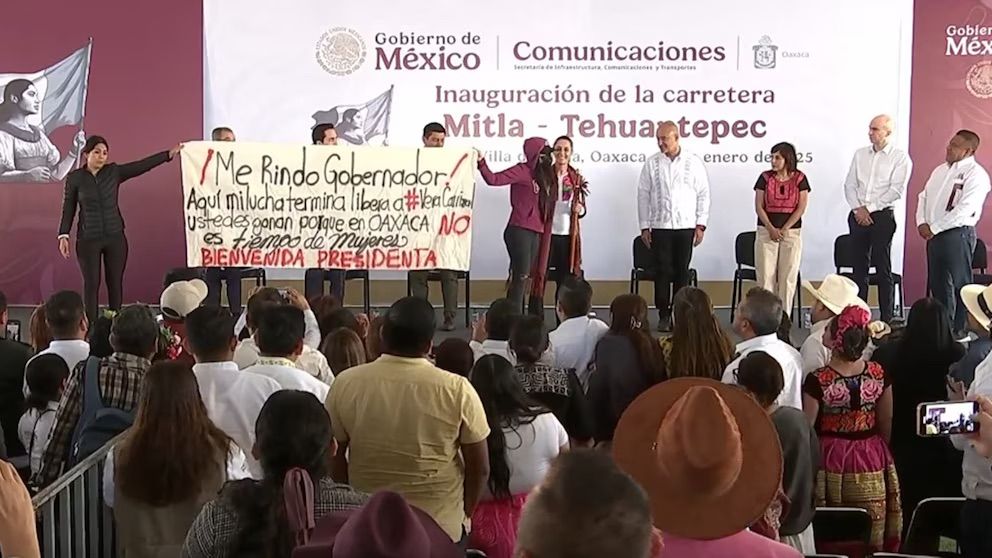 Protesta de María Elena Ríos marca evento de Claudia Sheinbaum en Oaxaca