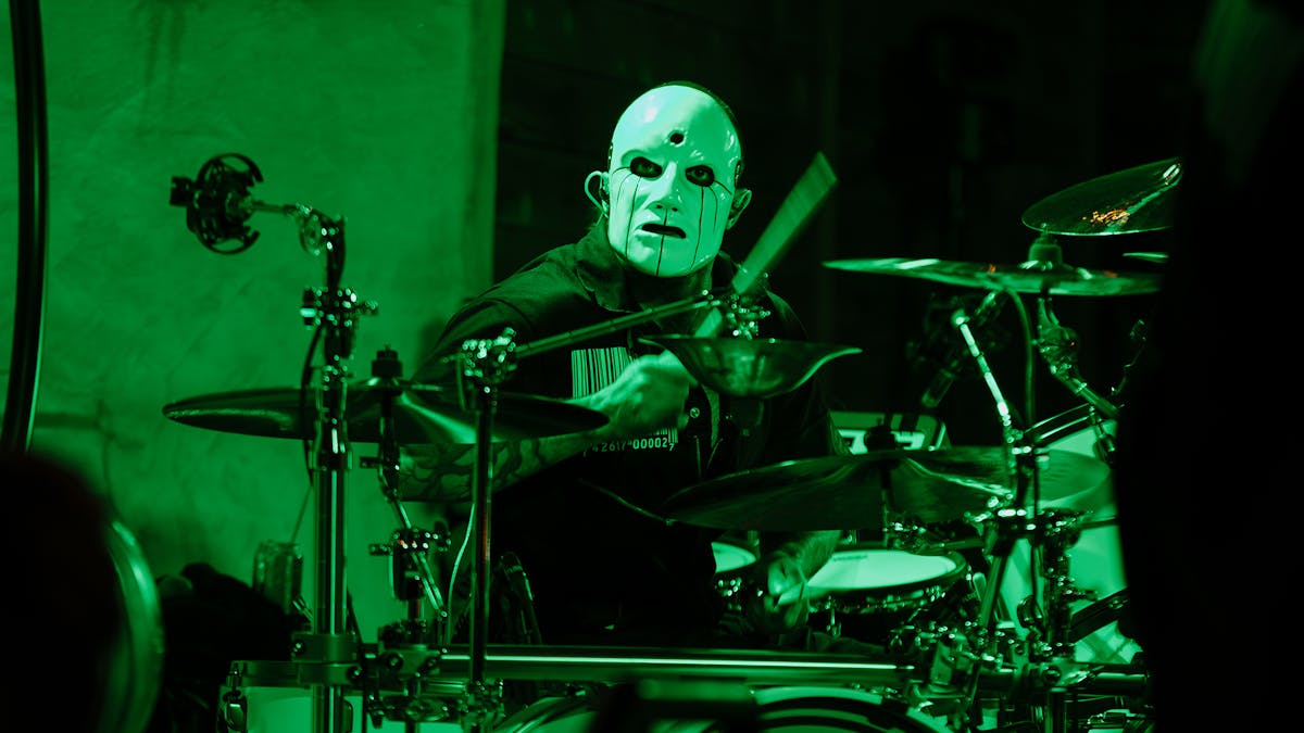 **Eloy Casagrande, nuevo baterista de Slipknot, revela el significado de su máscara en honor a Joey Jordison**