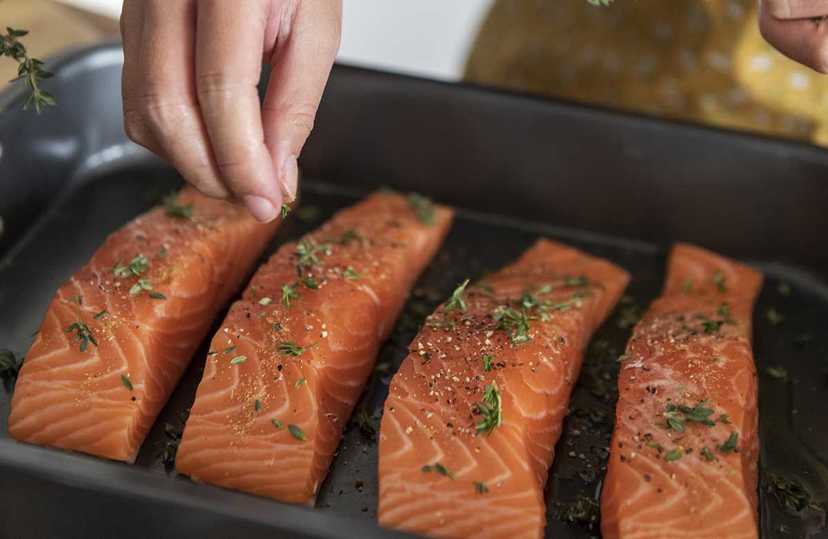 Cómo Preparar Salmón a la Plancha con Finas Hierbas y Limón