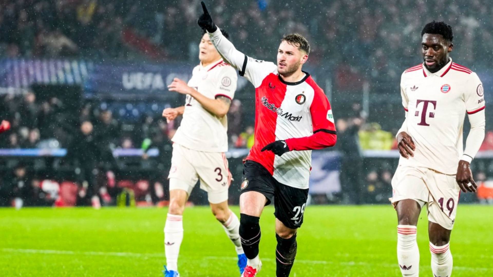 Santiago Giménez Hace Historia con un Doblete en la Victoria 3-0 del Feyenoord sobre el Bayern Múnich en la Champions League