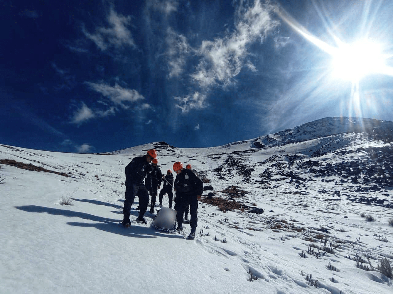 Policía de Alta Montaña del Edoméx rescata a cuatro personas lesionadas en el Xinantécatl 