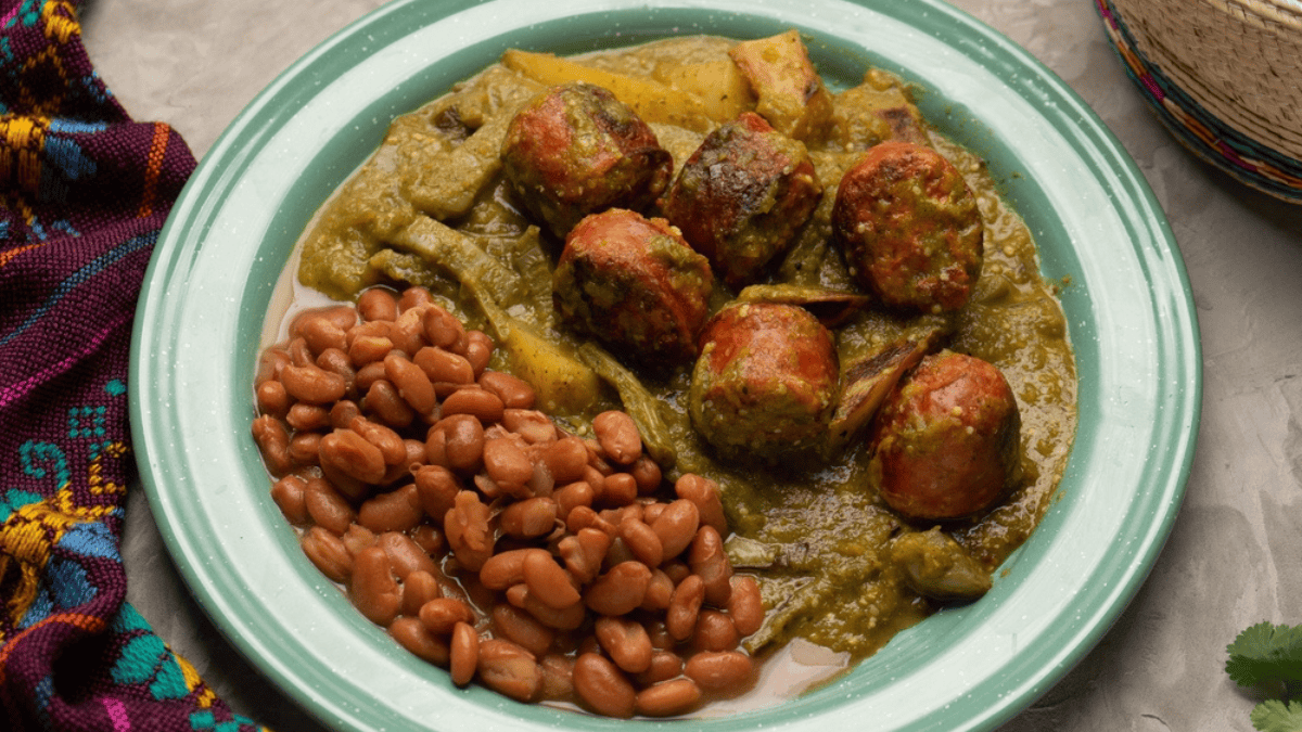 Guisado de longaniza en salsa verde con papas y nopales: fácil, económico y perfecto para la cuesta de enero